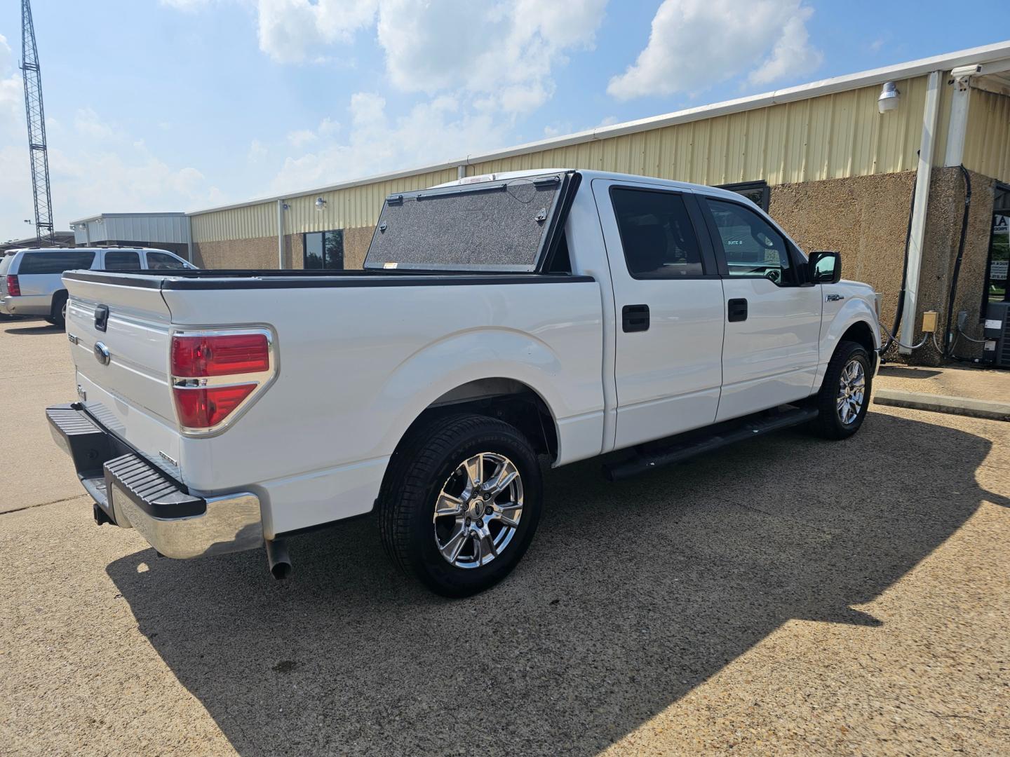 2013 WHITE Ford F-150 XLT SuperCrew 6.5-ft. Bed 2WD (1FTEW1CM2DF) with an 3.7L V6 DOHC 24V engine, 6-Speed Automatic transmission, located at 533 S Seven Points BLVD, Seven Points, TX, 75143, (430) 255-4030, 32.313999, -96.209351 - Photo#2